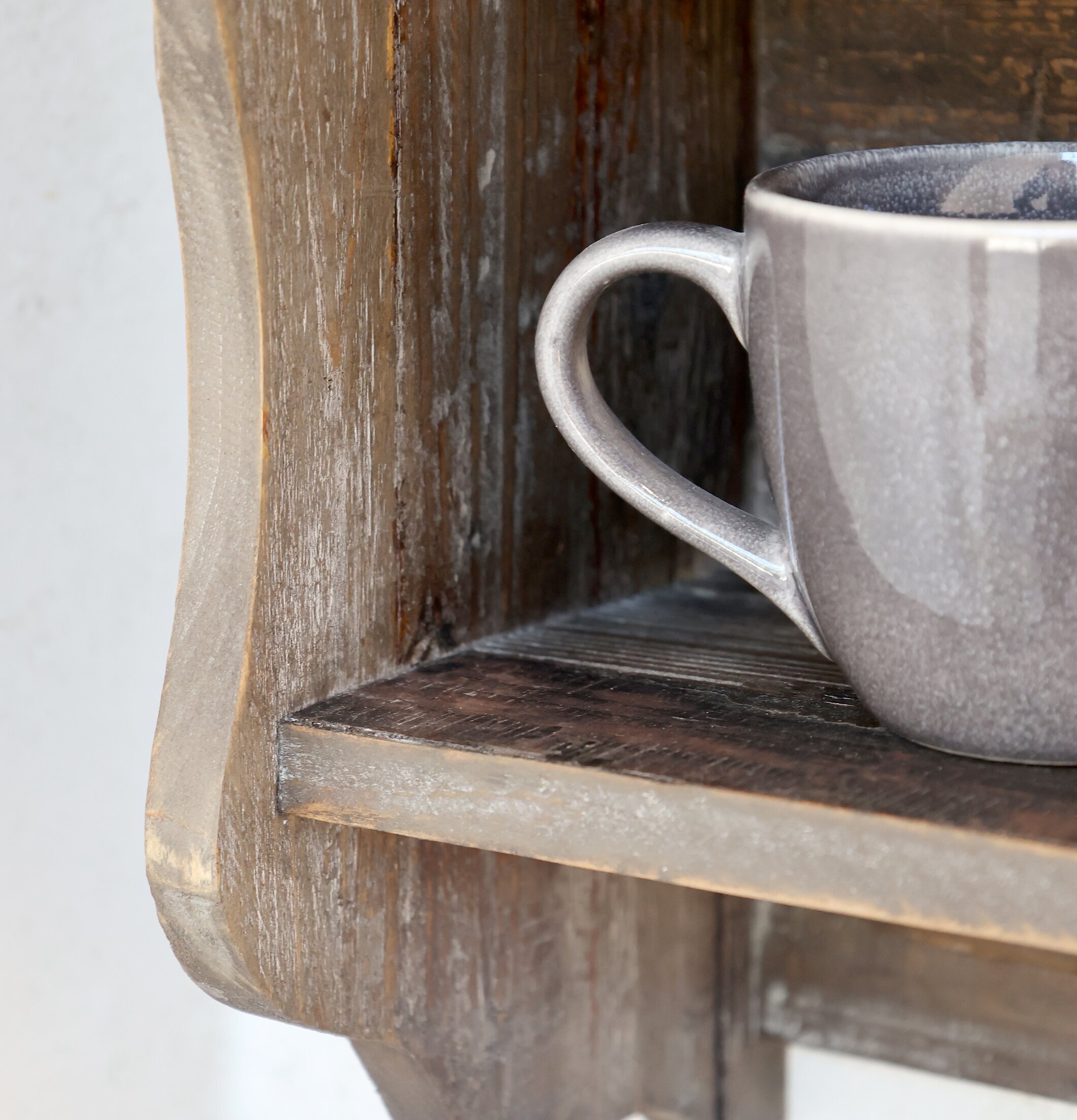 Tallrikshylla Natur från Chic Antique med grå mugg