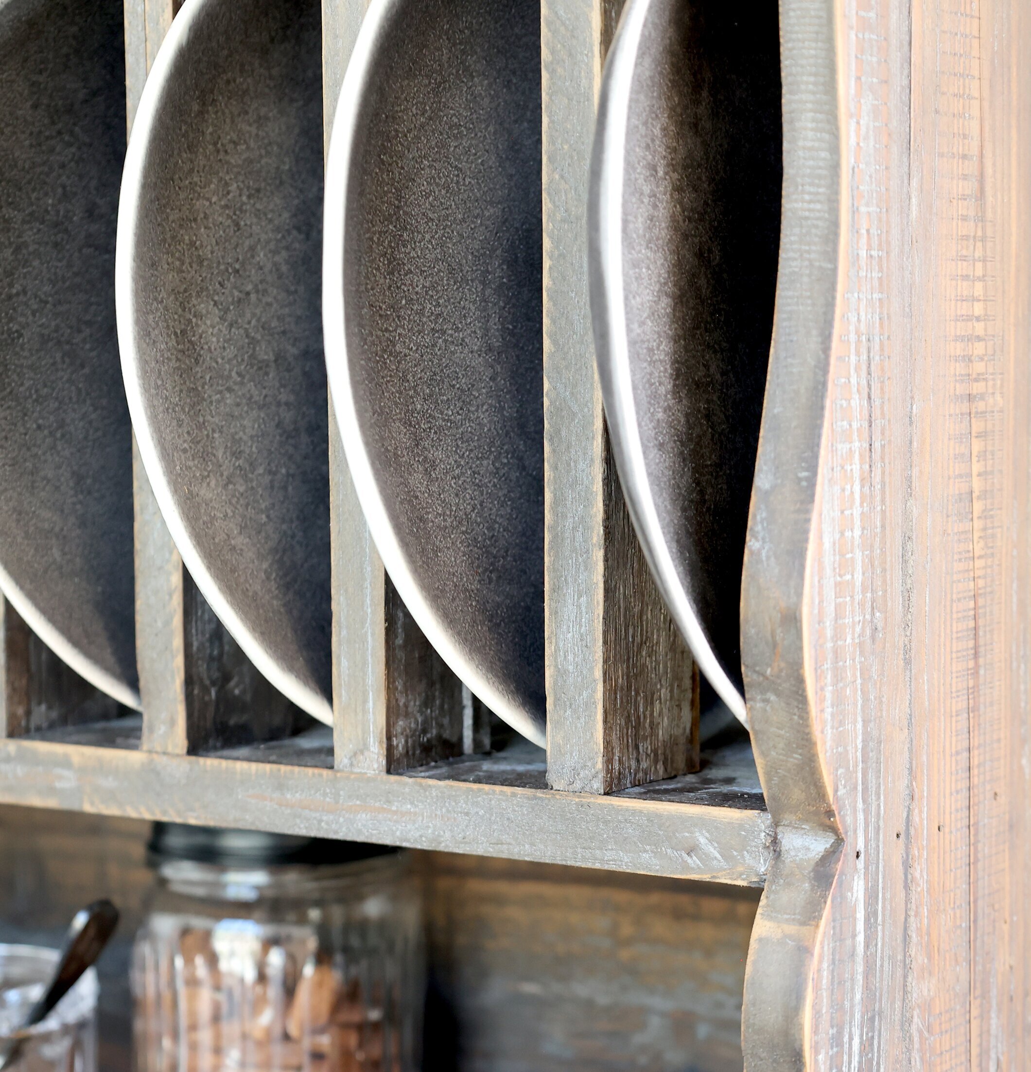 Tallrikshylla Natur från Chic Antique i rustikt naturträ