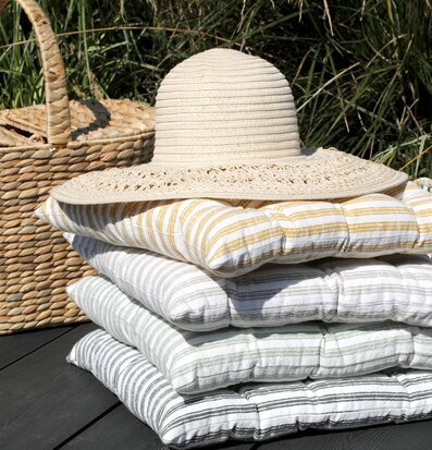 Stolsdyna Randig Linne från Chic Antique i trädgårdsmiljö