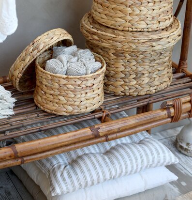 Stolsdyna Linne från Chic Antique i rustik och stilren miljö