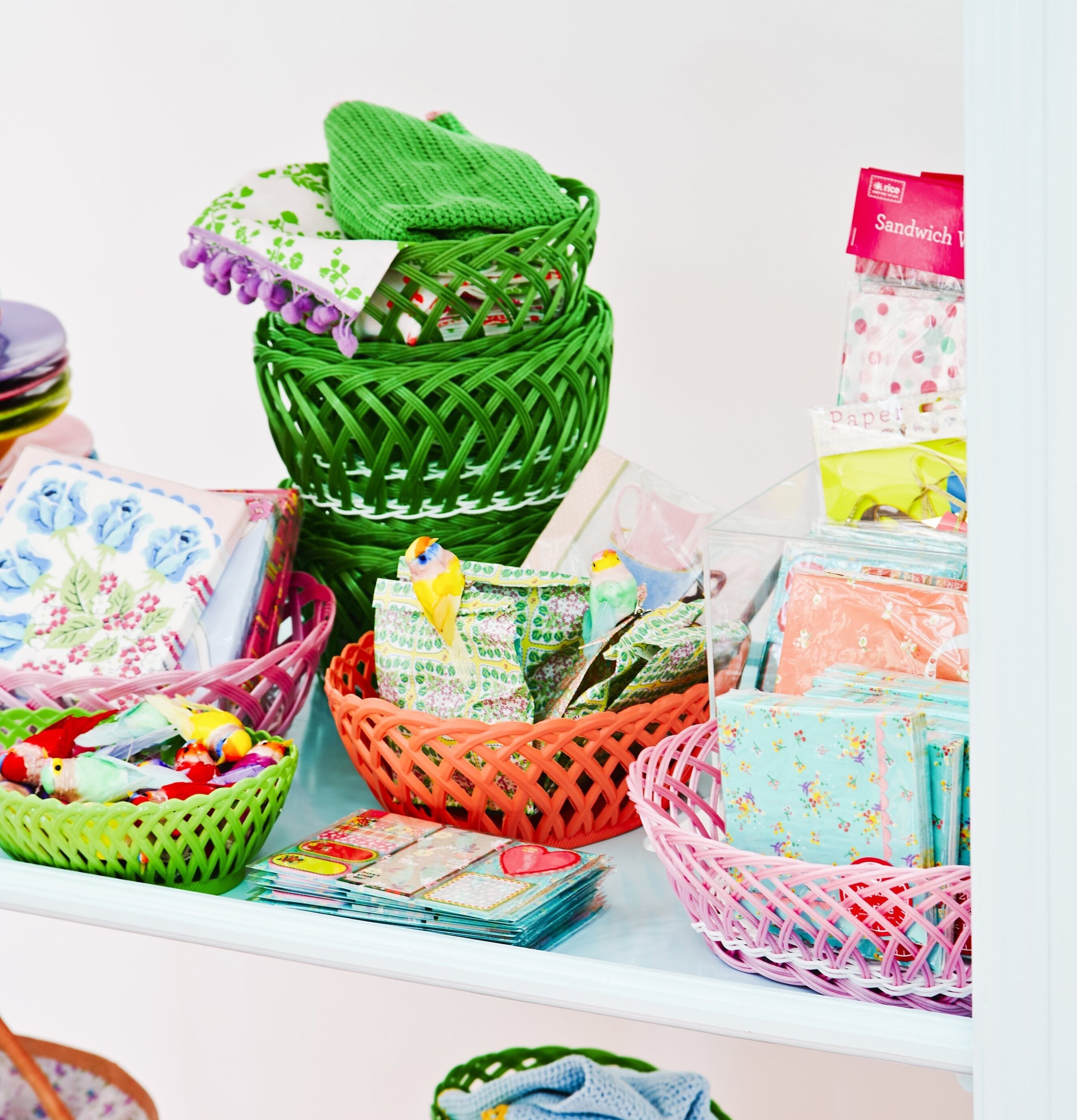 Brödkorg Oval från Rice i olika färger på vita hyllor