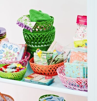 Brödkorg Oval från Rice i olika färger på vita hyllor