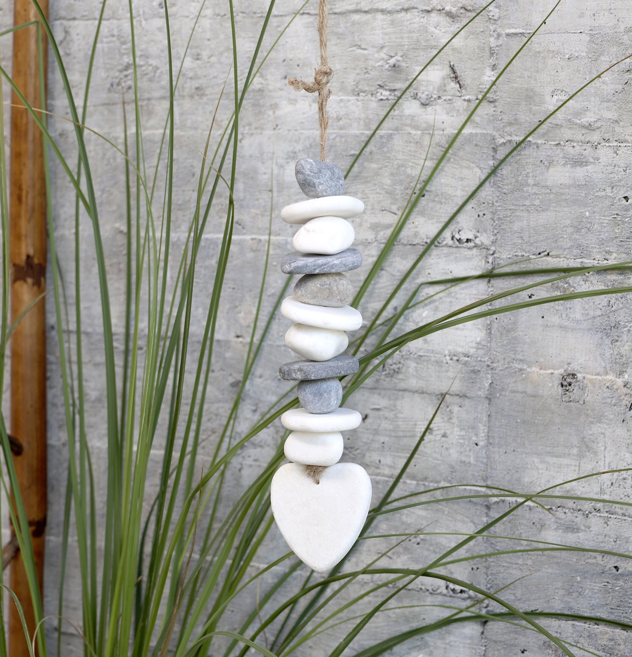 Hängande Dekoration Hjärta från Chic Antique mot betongvägg