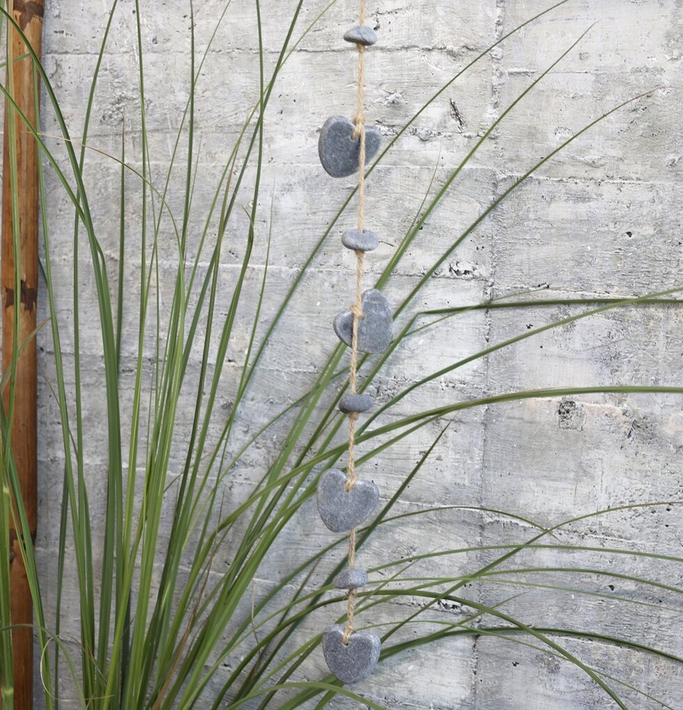 Hängande Dekoration Hjärtan från Chic Antique mot betongvägg