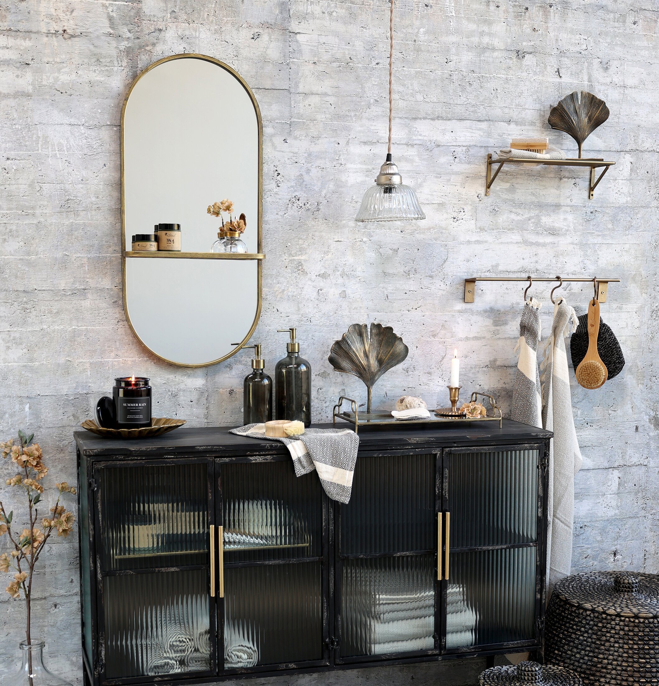 Hylla Spår Antik Mässing från Chic Antique på betongvägg