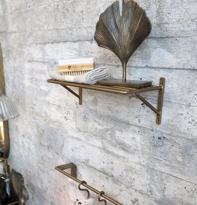 Hylla Spår Antik Mässing från Chic Antique på betongvägg