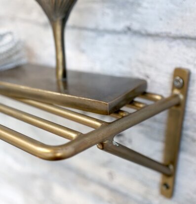 Hylla Spår Antik Mässing från Chic Antique på vitgrå vägg