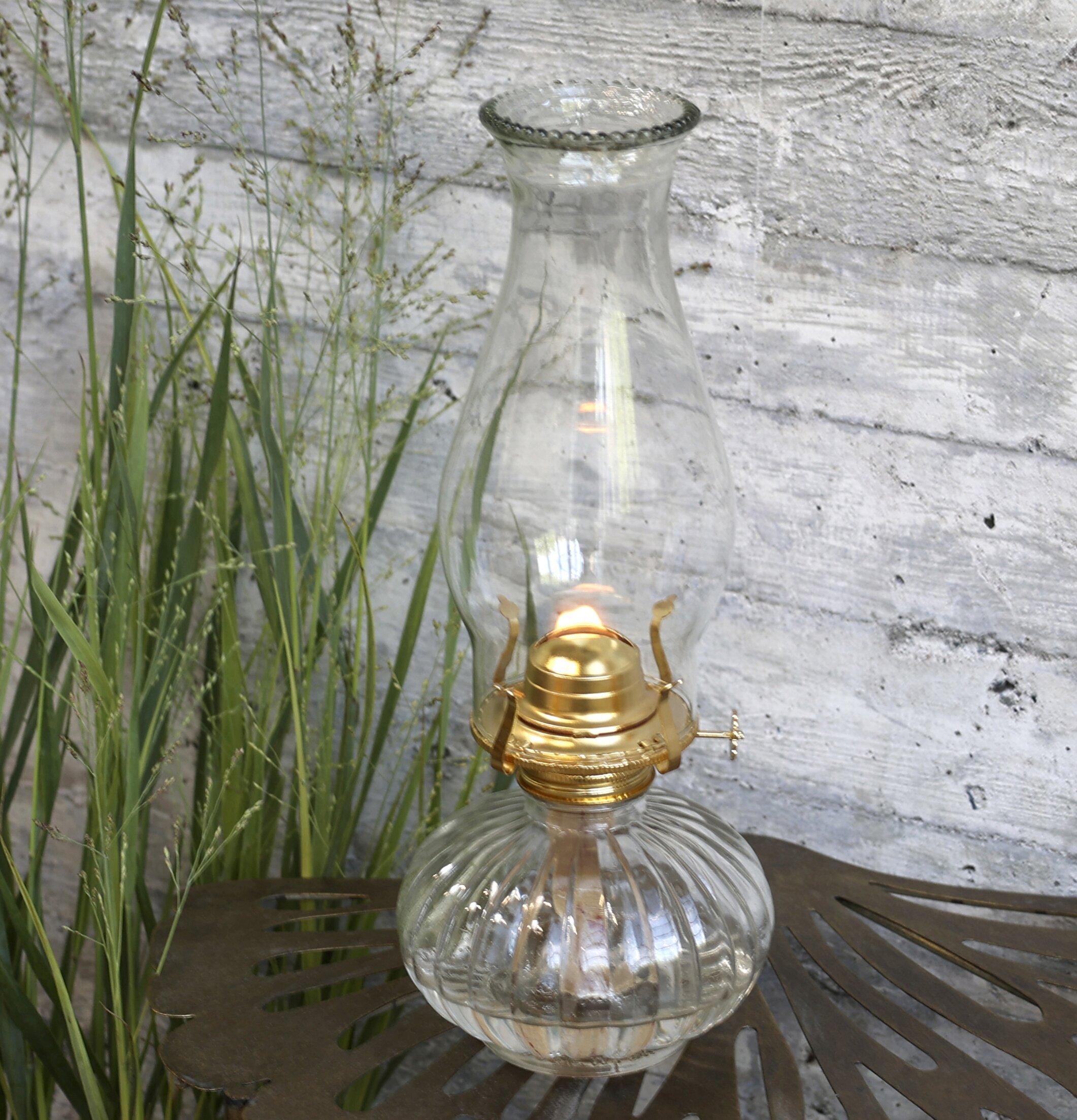 Fotogenlampa från Chic Antique på metallbord med bladmotiv