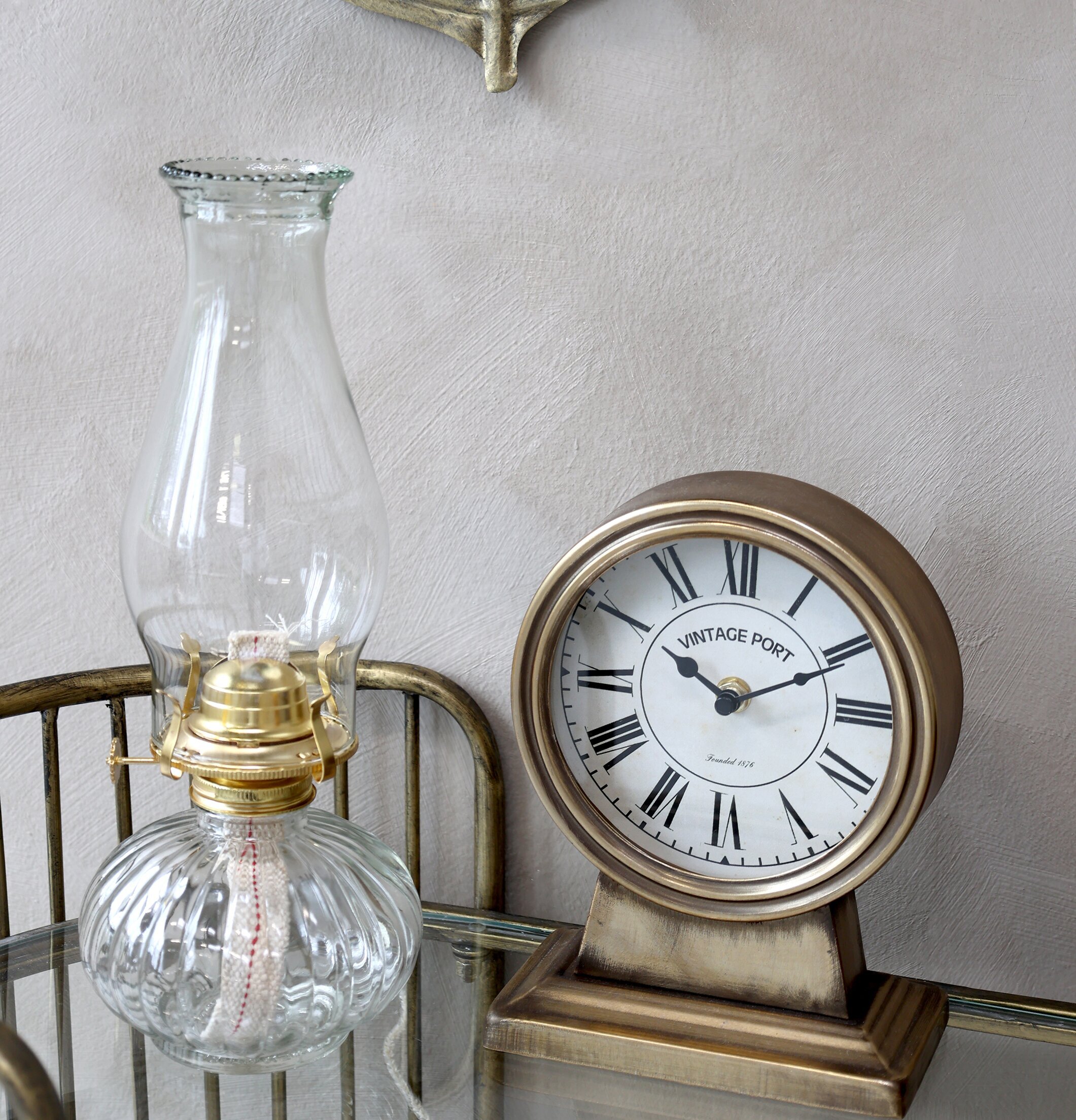 Fotogenlampa från Chic Antique på glasbord med vintage-klocka