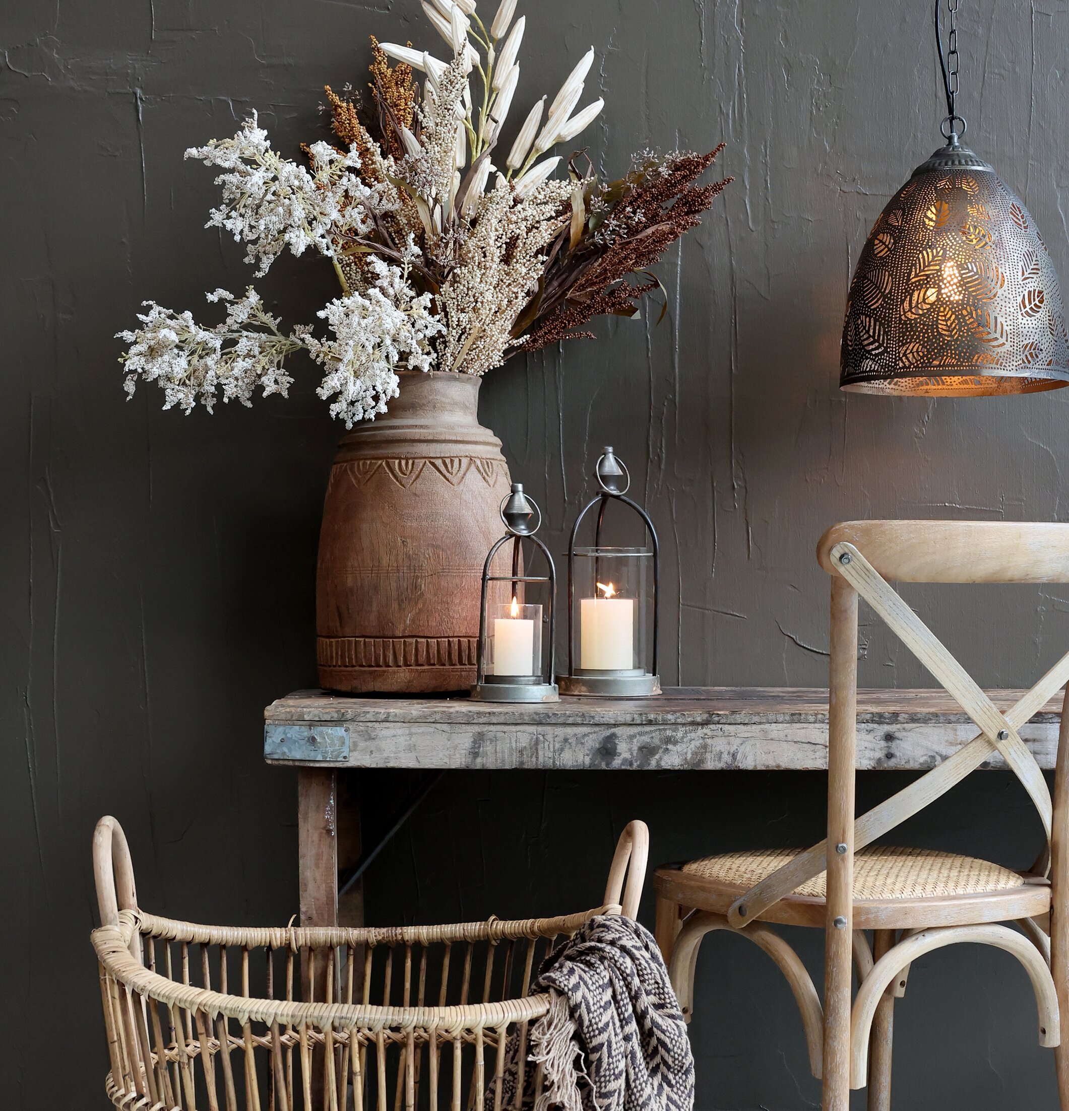 Taklampa Vire Antique Bronze från Chic Antique i rustik miljö