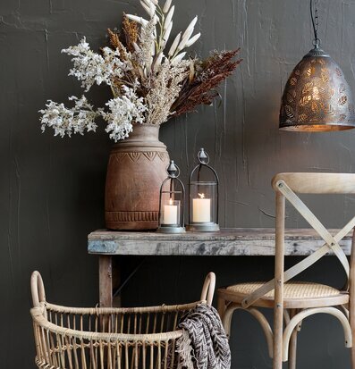 Taklampa Vire Antique Bronze från Chic Antique i rustik miljö