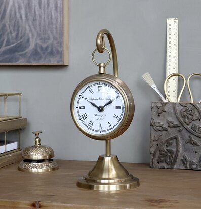 Klocka På Fot Mässing från Chic Antique på ett skrivbord