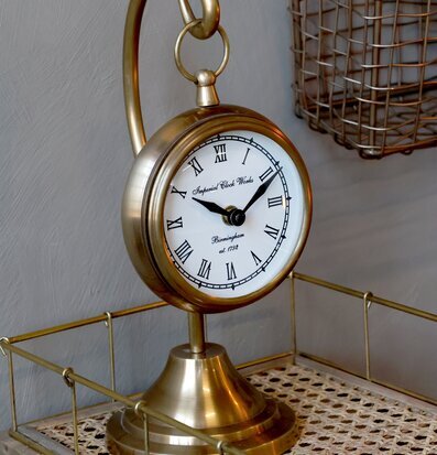 Klocka På Fot Mässing från Chic Antique på flätad bricka