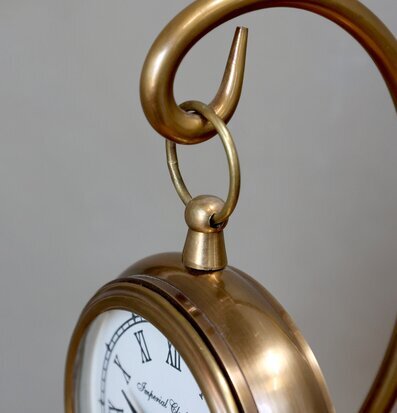 Klocka På Fot Mässing från Chic Antique med klassisk design