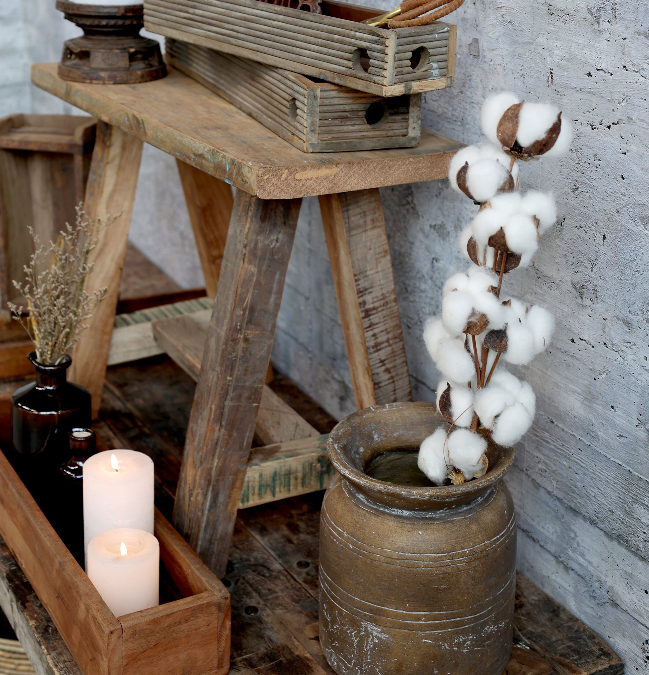 Trälåda Grimaud från Chic Antique på trästege med dekorationer