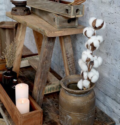 Trälåda Grimaud från Chic Antique på trästege med dekorationer