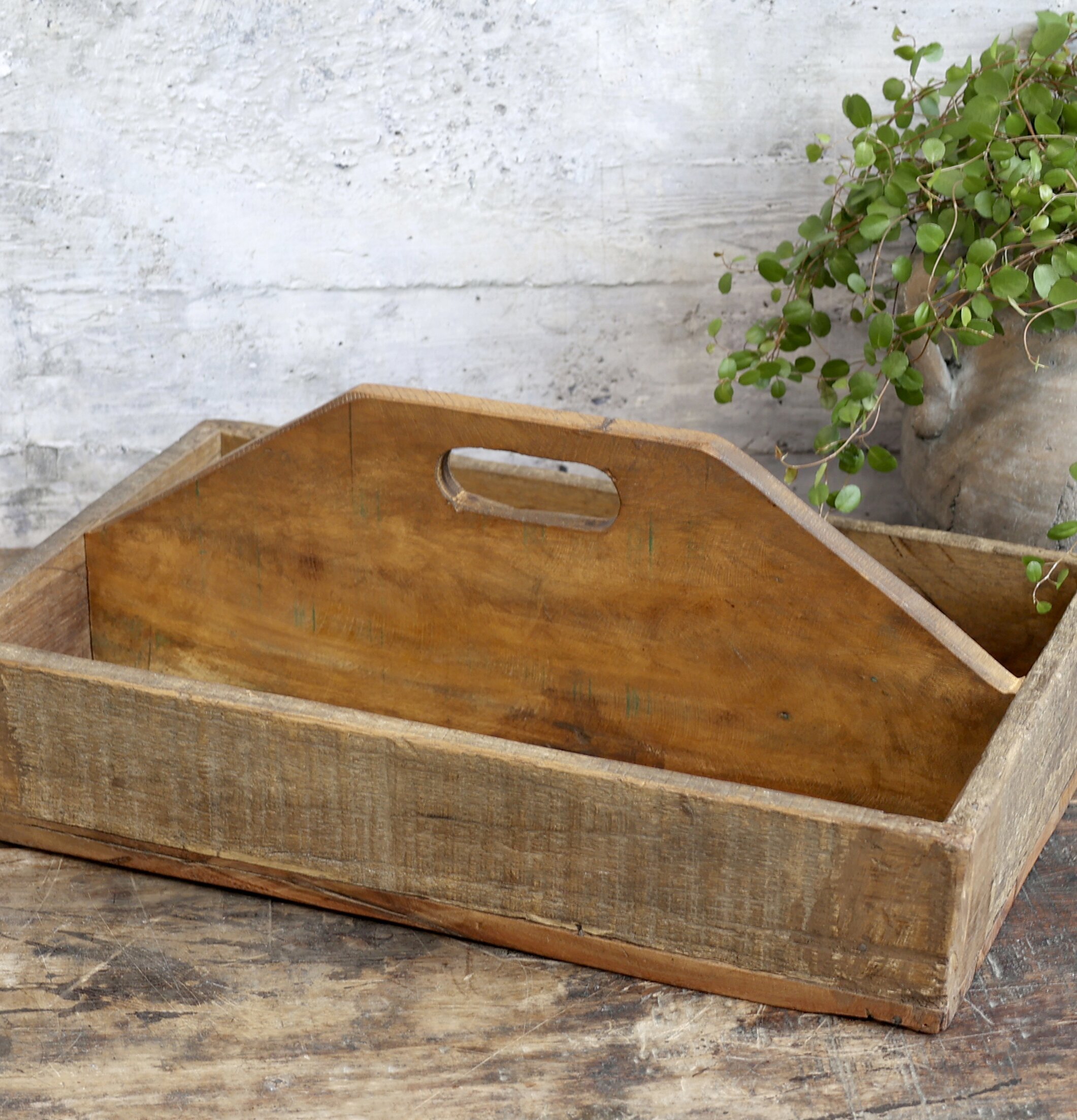 Trälåda Med Handtag Grimaud från Chic Antique på träyta