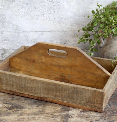 Trälåda Med Handtag Grimaud från Chic Antique på träyta