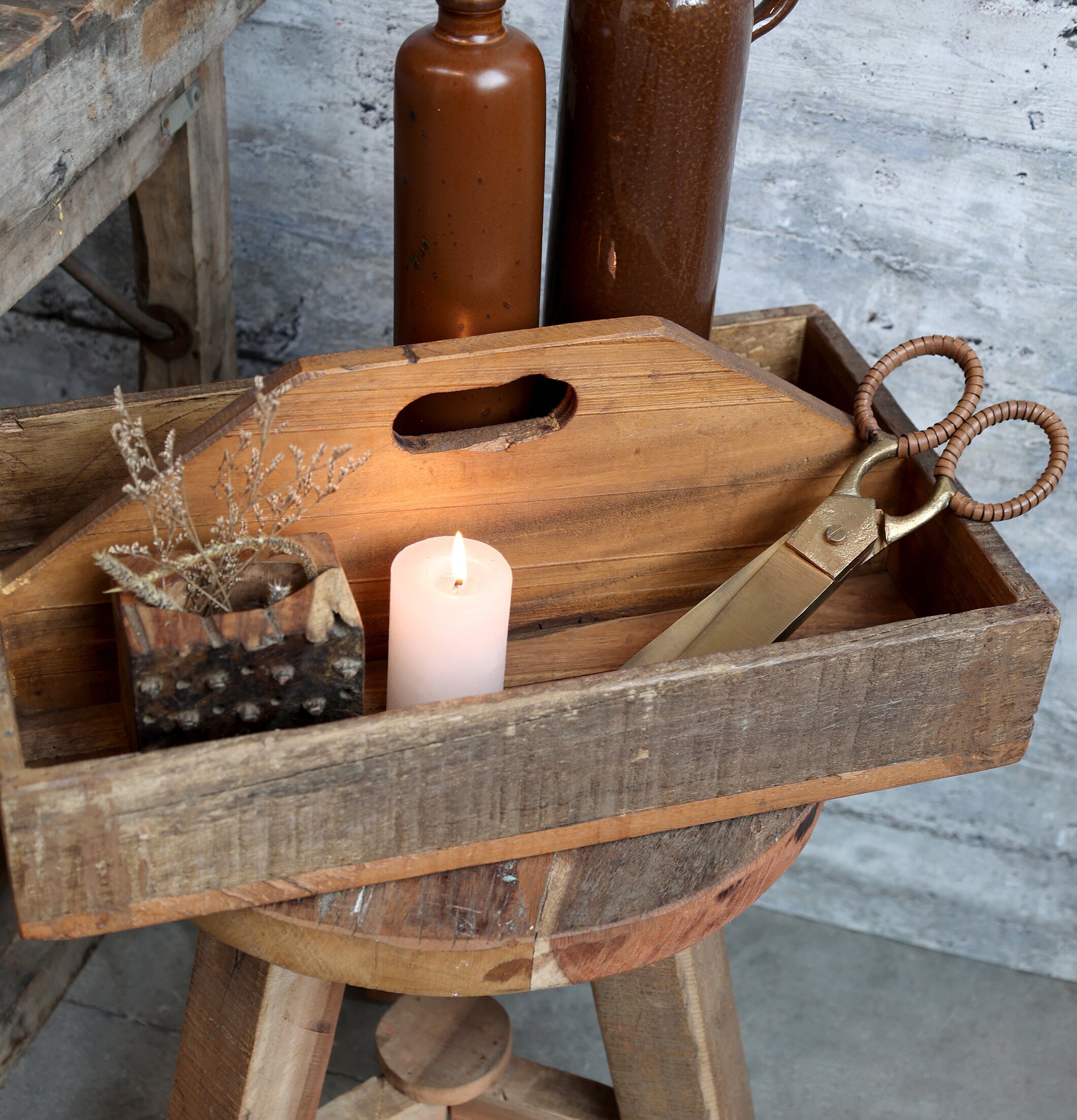 Trälåda Med Handtag Grimaud från Chic Antique på en pall