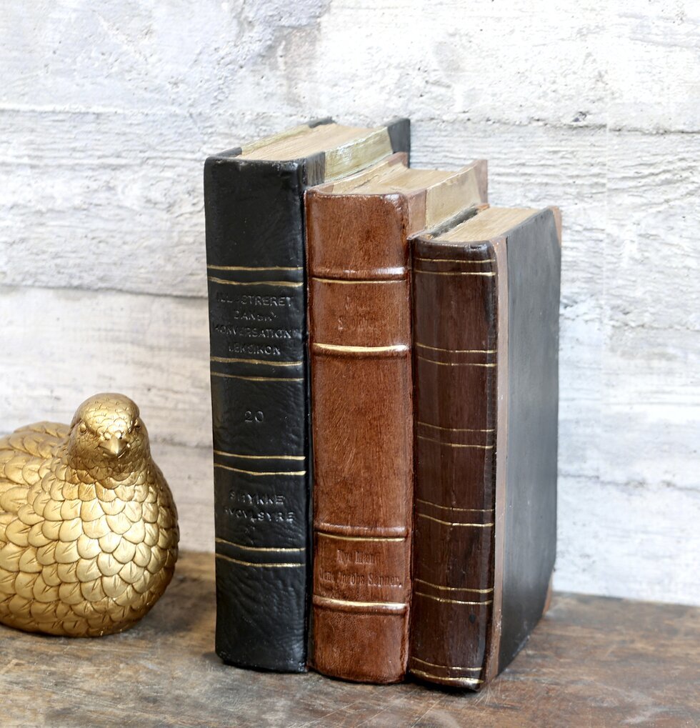 Böcker Dekoration Antikbrun från Chic Antique på träyta