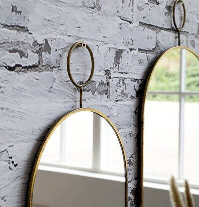 Spegel Antik Mässing Stor från Chic Antique på vit tegelvägg