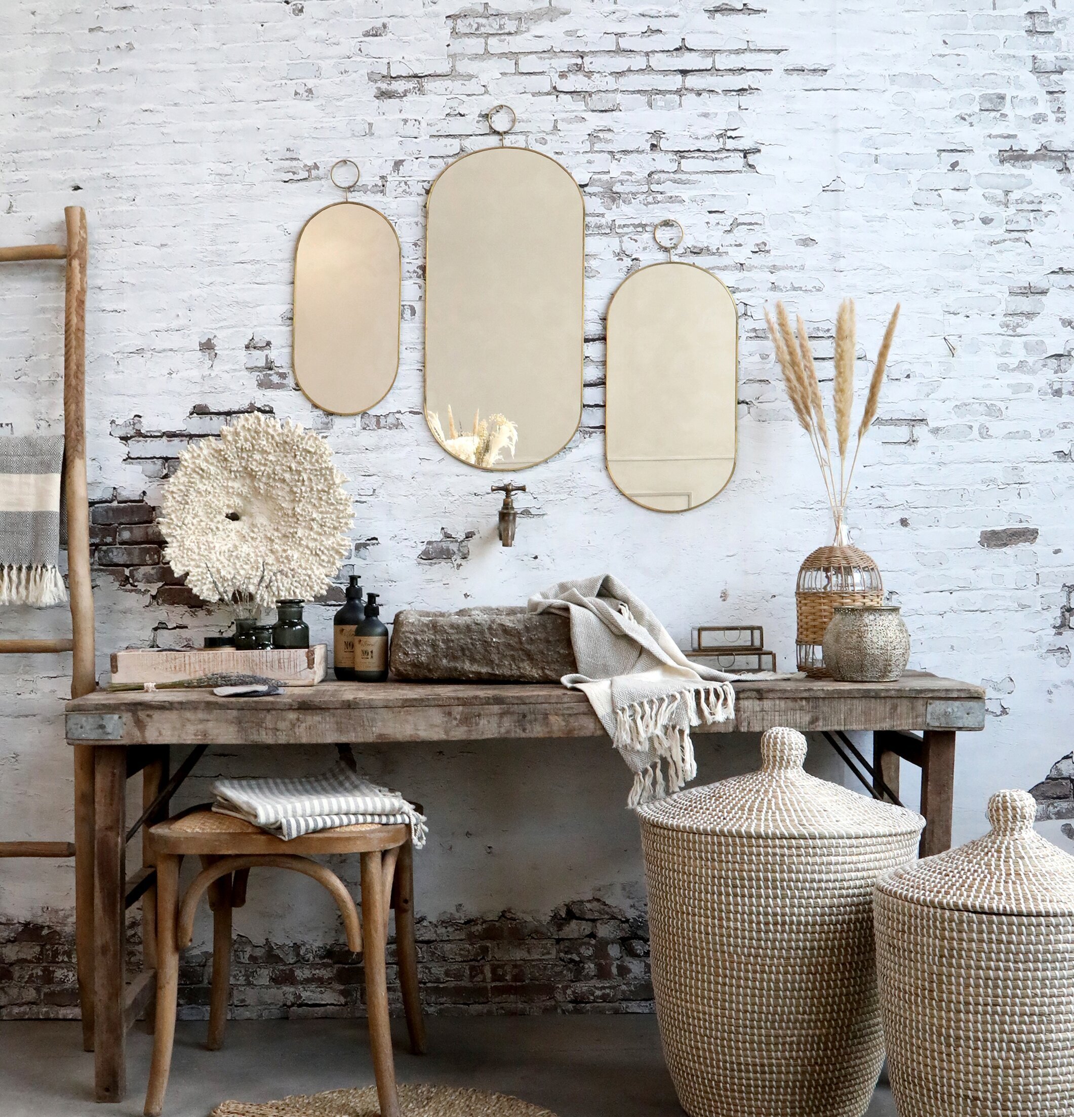 Spegel Antik Mässing Mellan från Chic Antique på vit tegelvägg