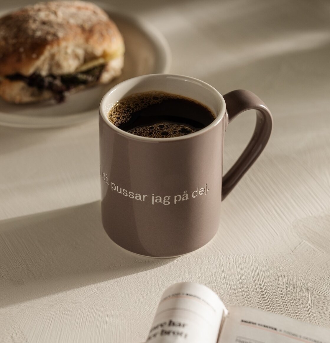 Mugg Astrid Lindgren - Trarallanrallanlej, då pussar jag på dig. från Design House Stockholm