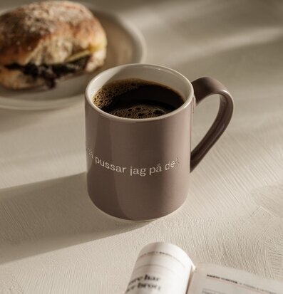 Mugg Astrid Lindgren - Trarallanrallanlej, då pussar jag på dig. från Design House Stockholm