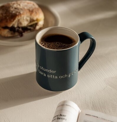 Mugg Astrid Lindgren - Och så ska man ju ha några stunder att bara sitta.. från Design House Stockholm