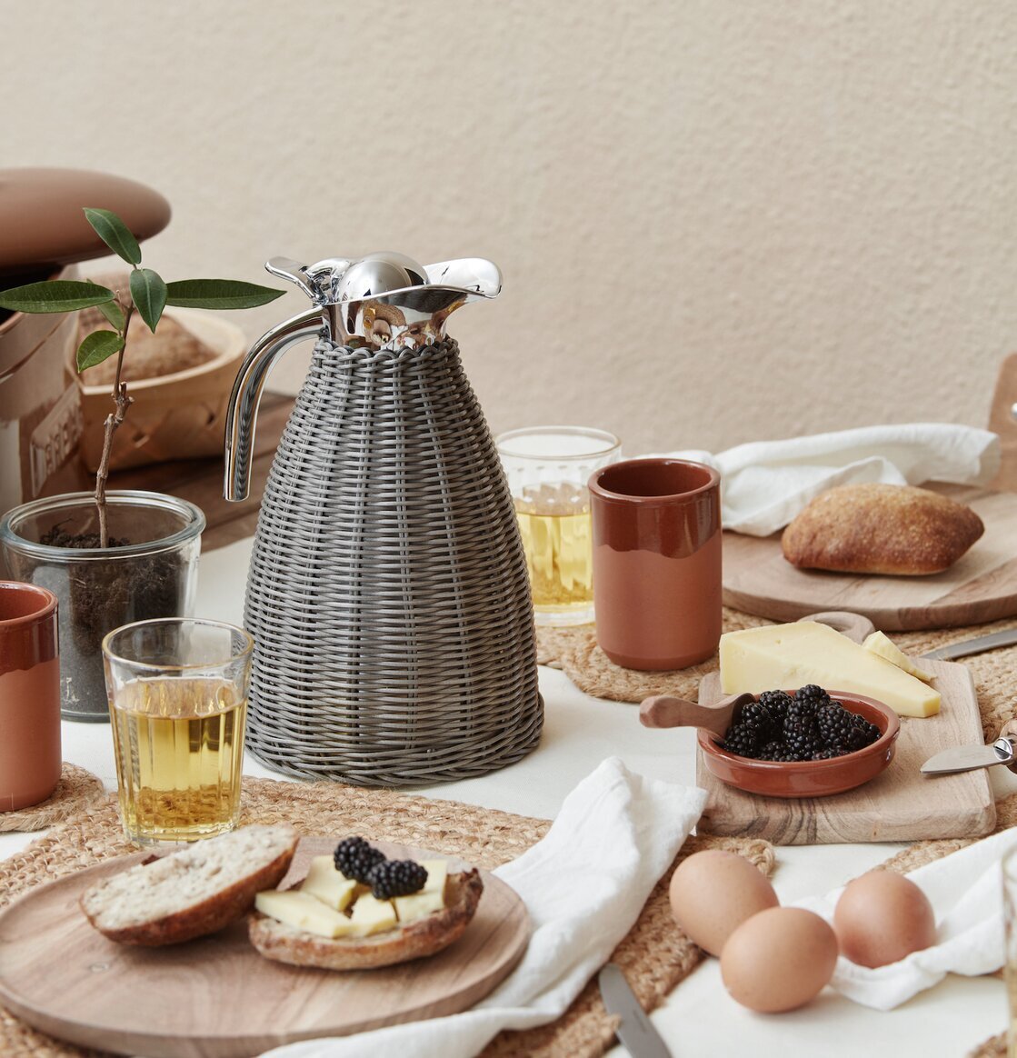 Termoskanna Grå från IB Laursen på ett vackert dukat bord