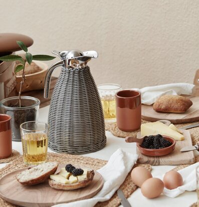Termoskanna Grå från IB Laursen på ett vackert dukat bord
