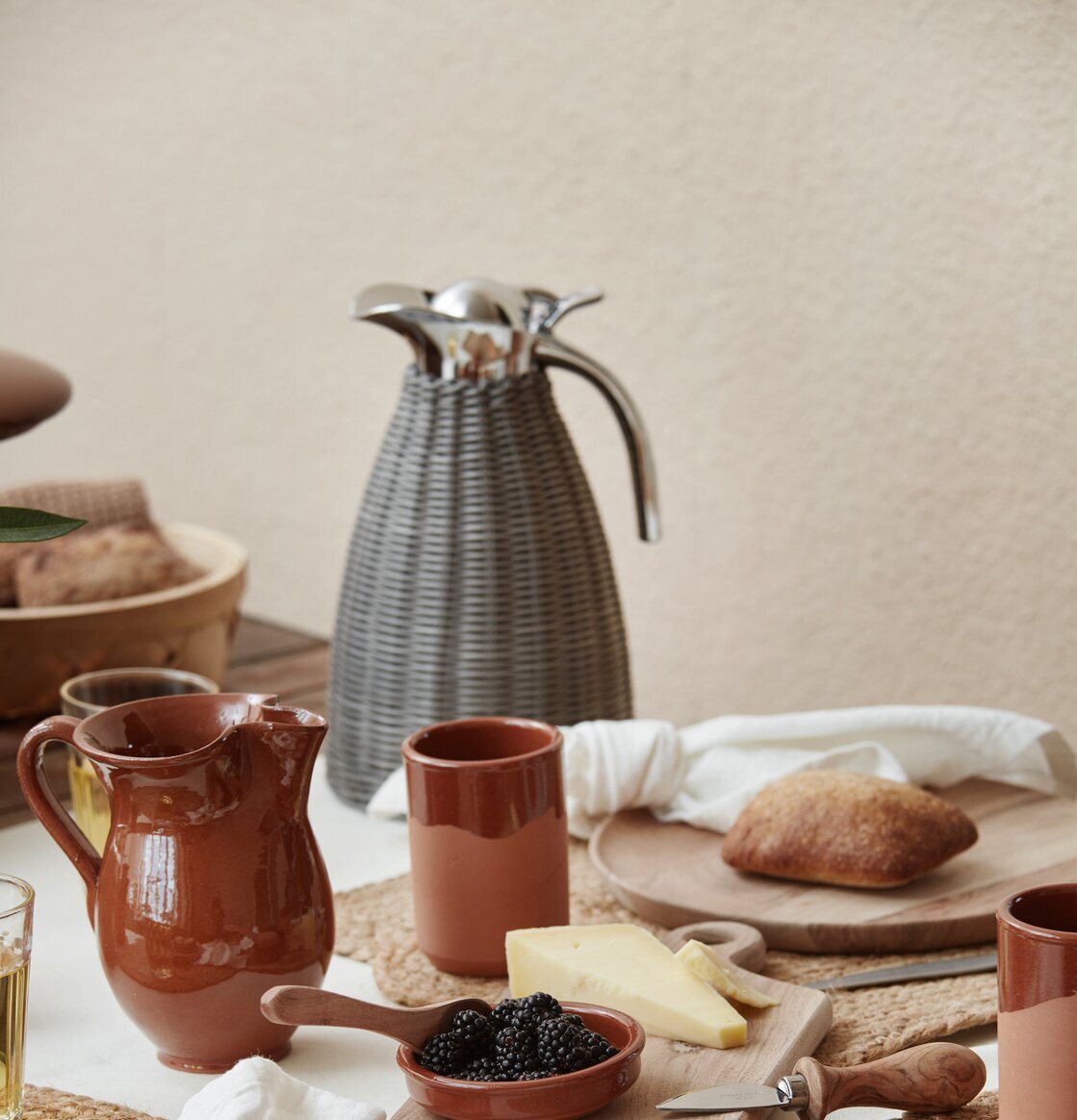 Termoskanna Grå från IB Laursen på dukat bord med tillbehör