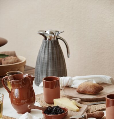 Termoskanna Grå från IB Laursen på dukat bord med tillbehör