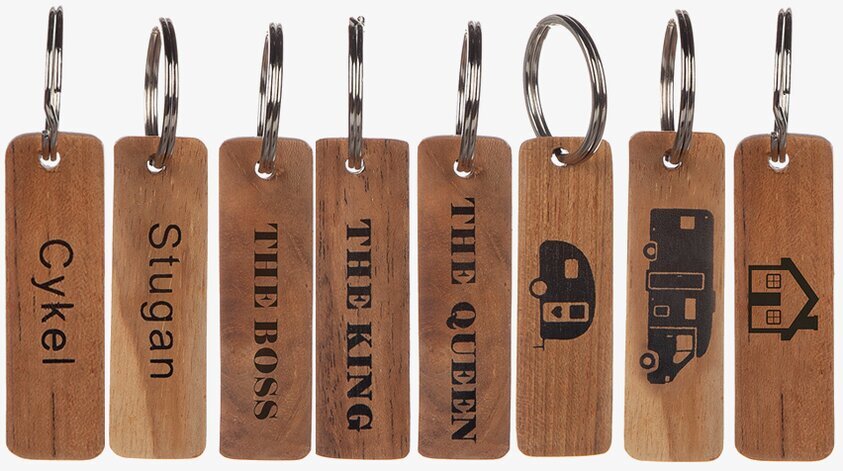 Nyckelring Trä Brun från Different Design med ingraverad text