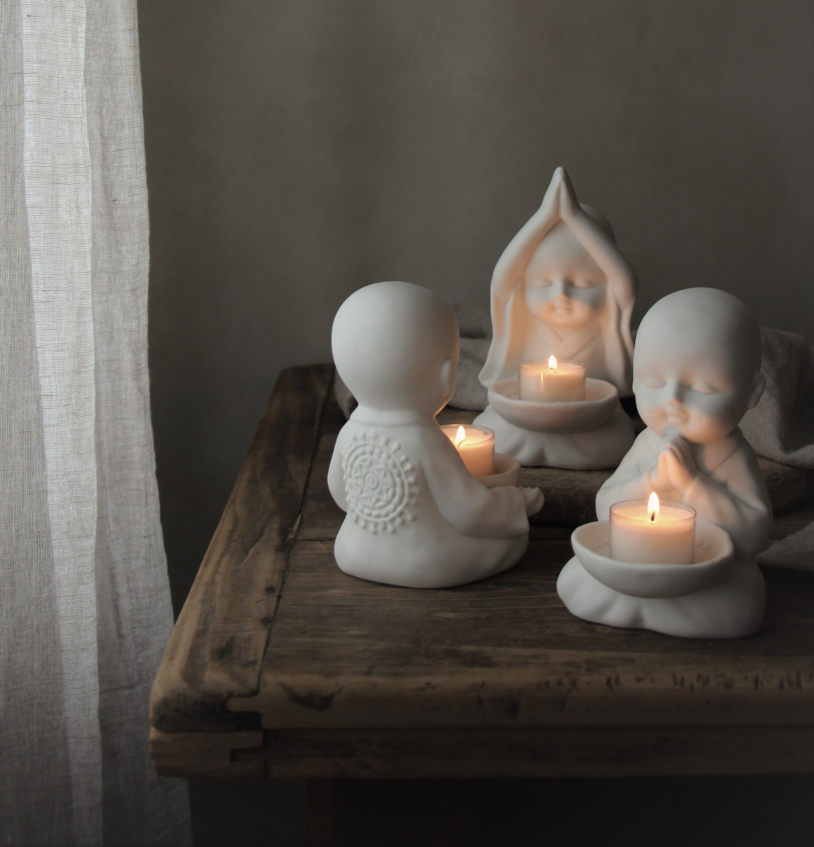 Majas Yoga Munk - Händer vid Knä från Majas Cottage