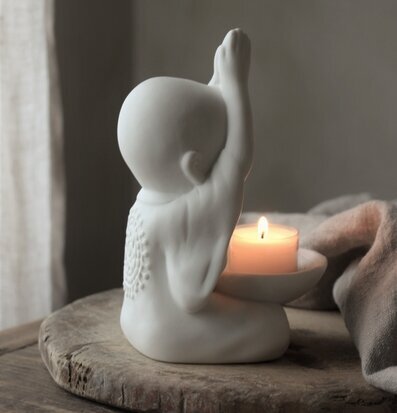 Majas Yoga Munk - Händer Ovan Huvudet från Majas Cottage