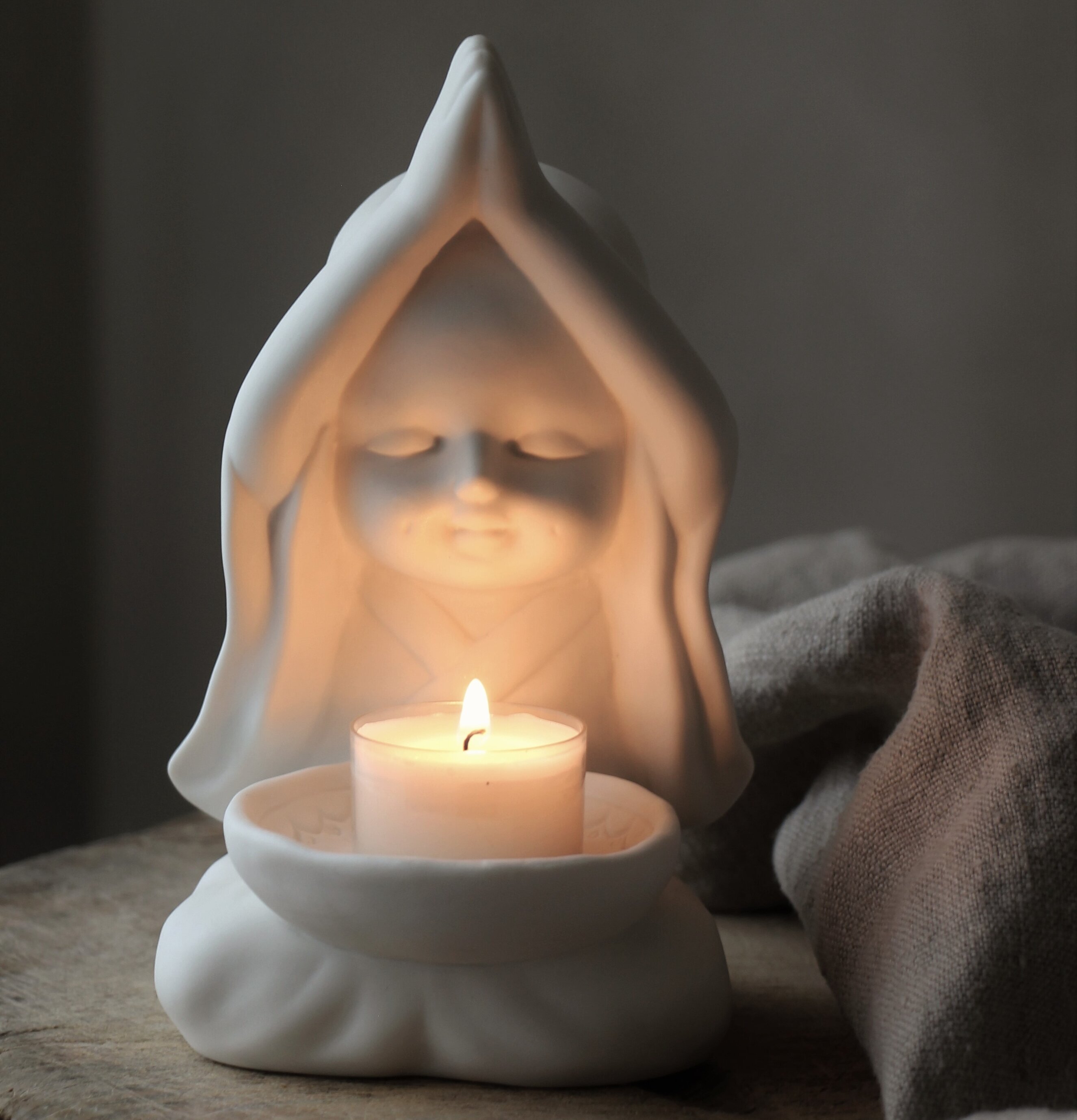 Majas Yoga Munk - Händer Ovan Huvudet från Majas Cottage