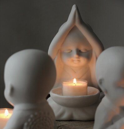 Majas Yoga Munk - Händer Ovan Huvudet från Majas Cottage