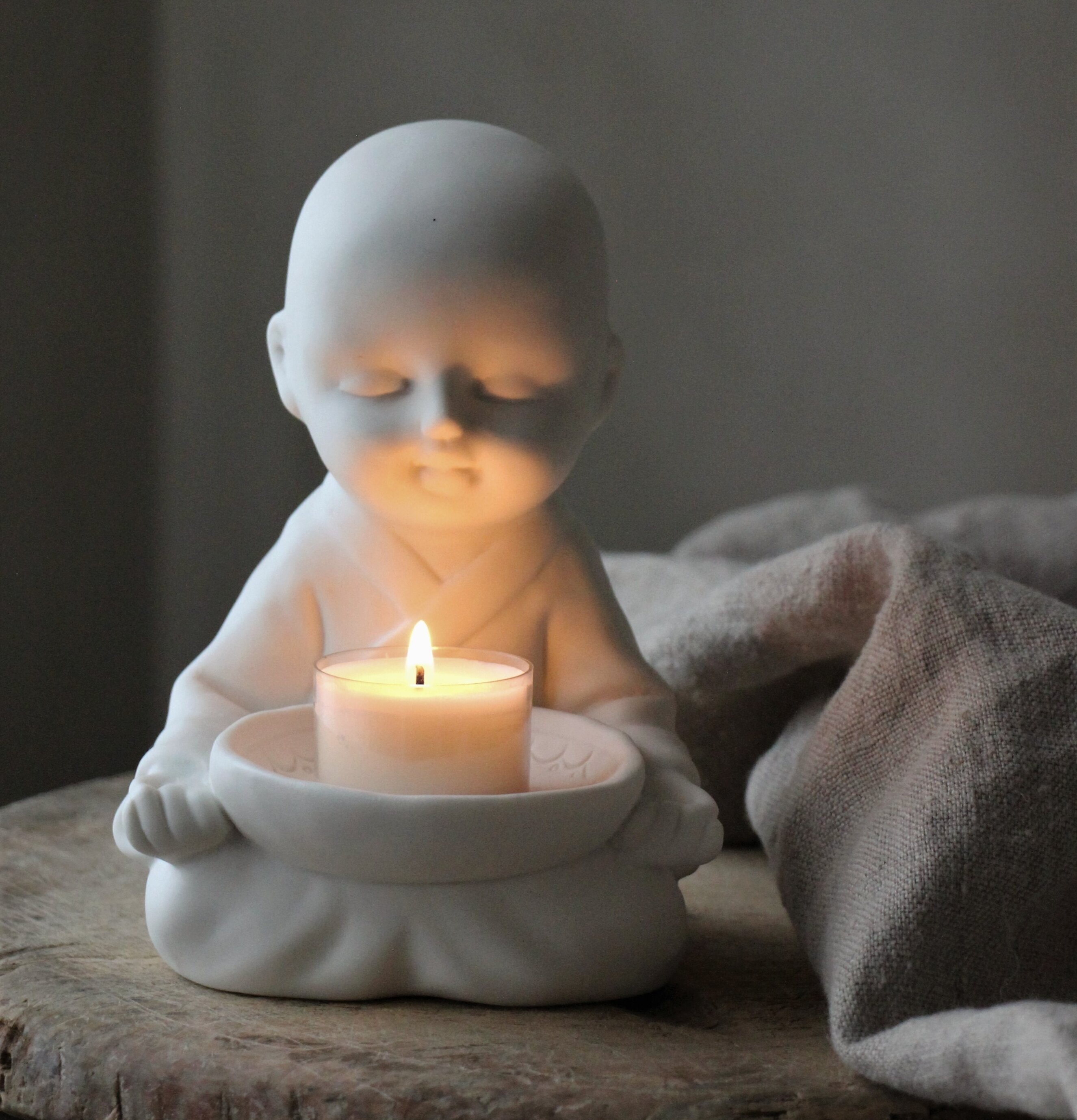 Majas Yoga Munk - Händer vid Knä från Majas Cottage