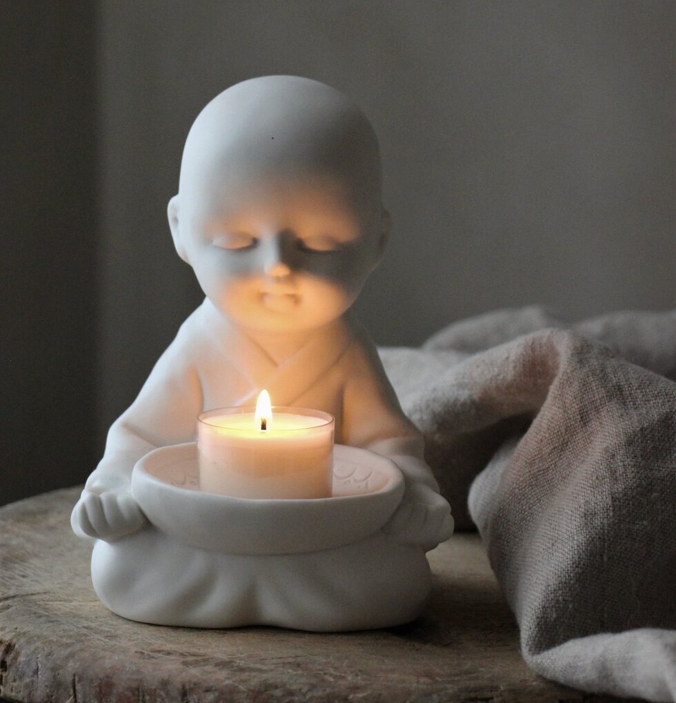 Majas Yoga Munk - Händer vid Knä från Majas Cottage