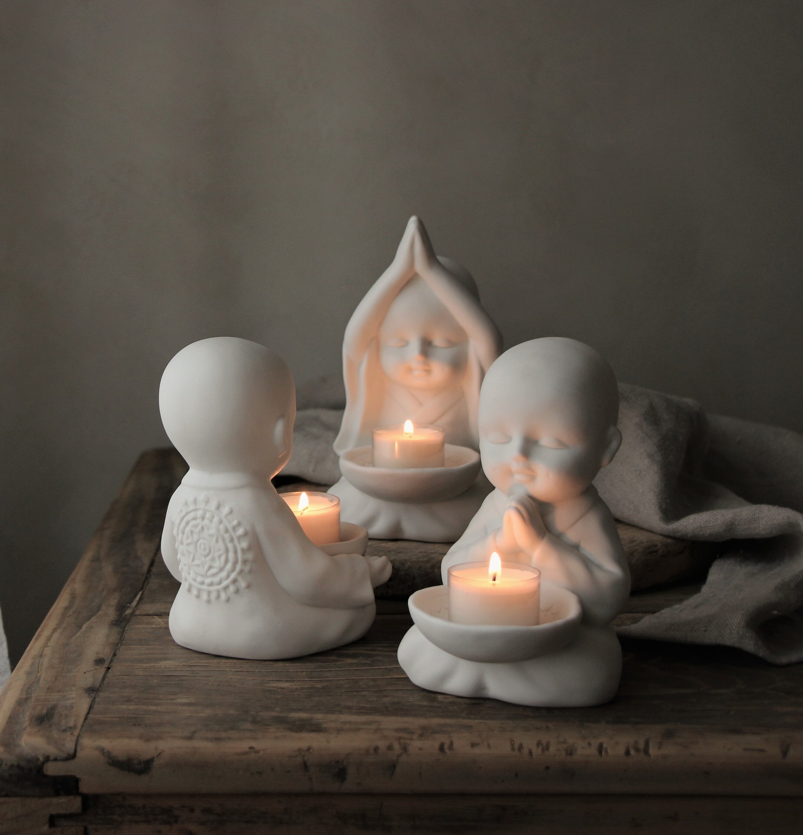 Majas Yoga Munk - Knäppta Händer från Majas Cottage med ljus