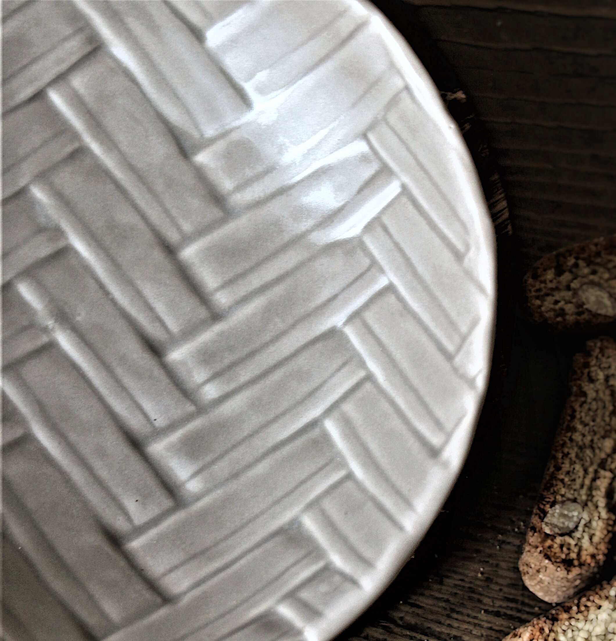 Djup Tallrik/Skål Herringbone från Majas Cottage på träbord