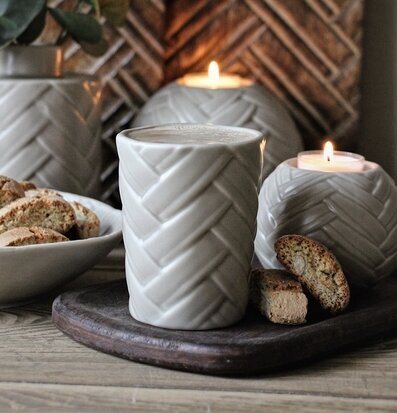 Mugg Herringbone från Majas Cottage på rustik träbricka