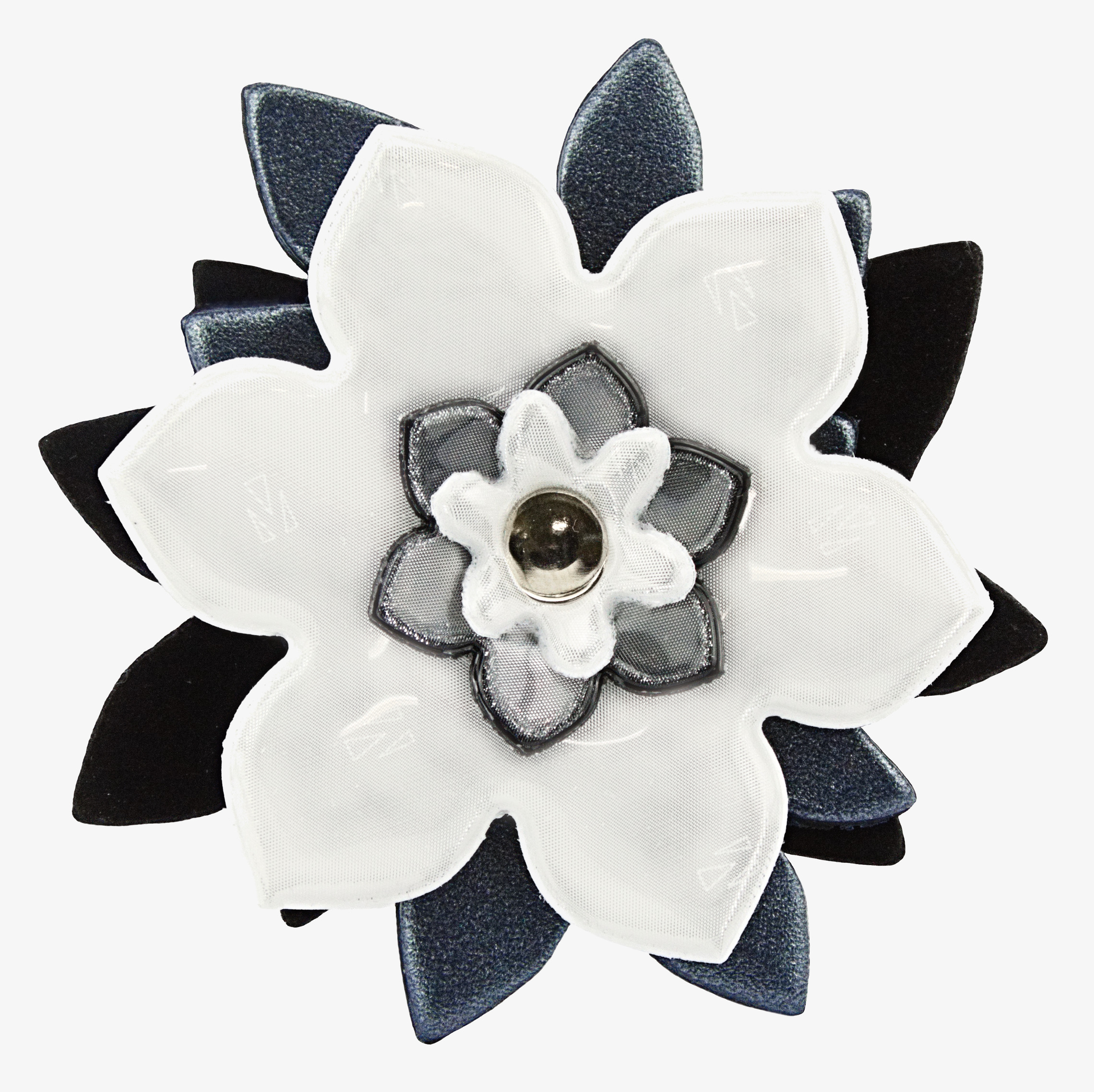 Reflexbrosch Svart/Vit från Glimmis med stiliserad blomdesign