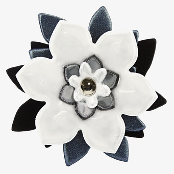 Reflexbrosch Svart/Vit från Glimmis med stiliserad blomdesign