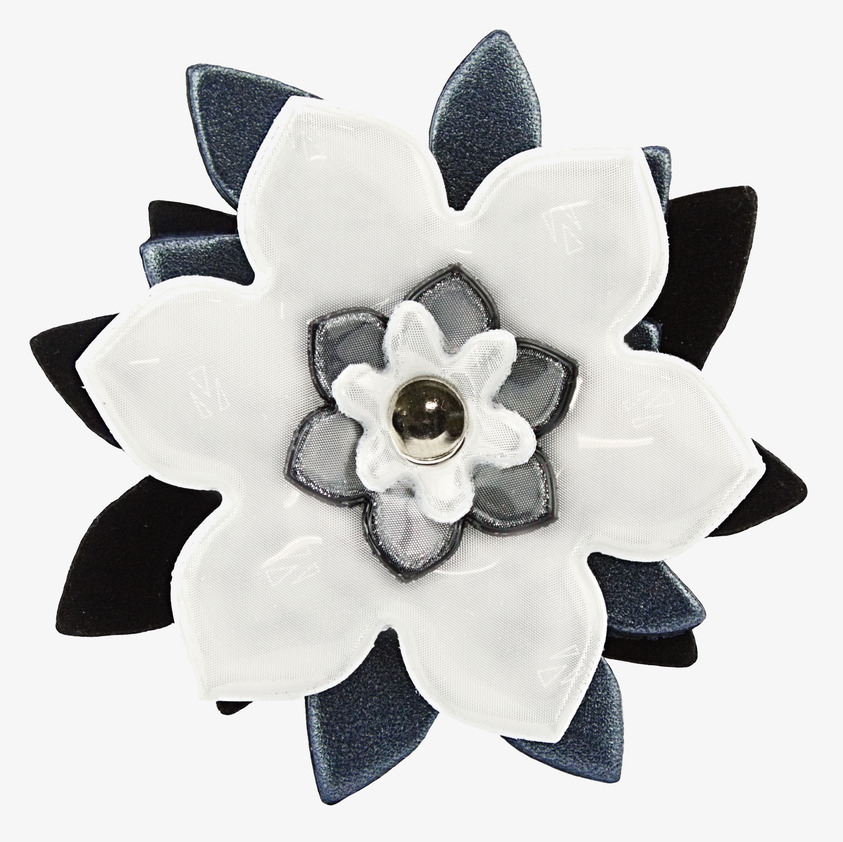 Reflexbrosch Svart/Vit från Glimmis med stiliserad blomdesign