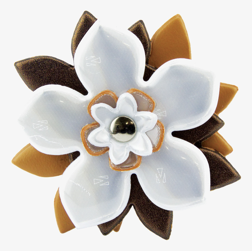 Reflexbrosch Vit/Brun från Glimmis i form av en blomma