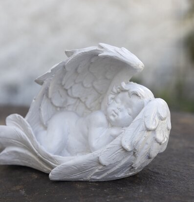 Ängel Sovande Poly från Different Design, vit skulptur