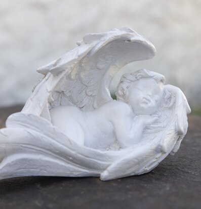 Ängel Sovande Poly från Different Design på rustik yta