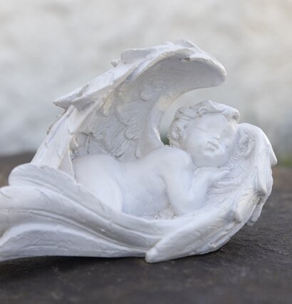 Ängel Sovande Poly från Different Design på rustik yta